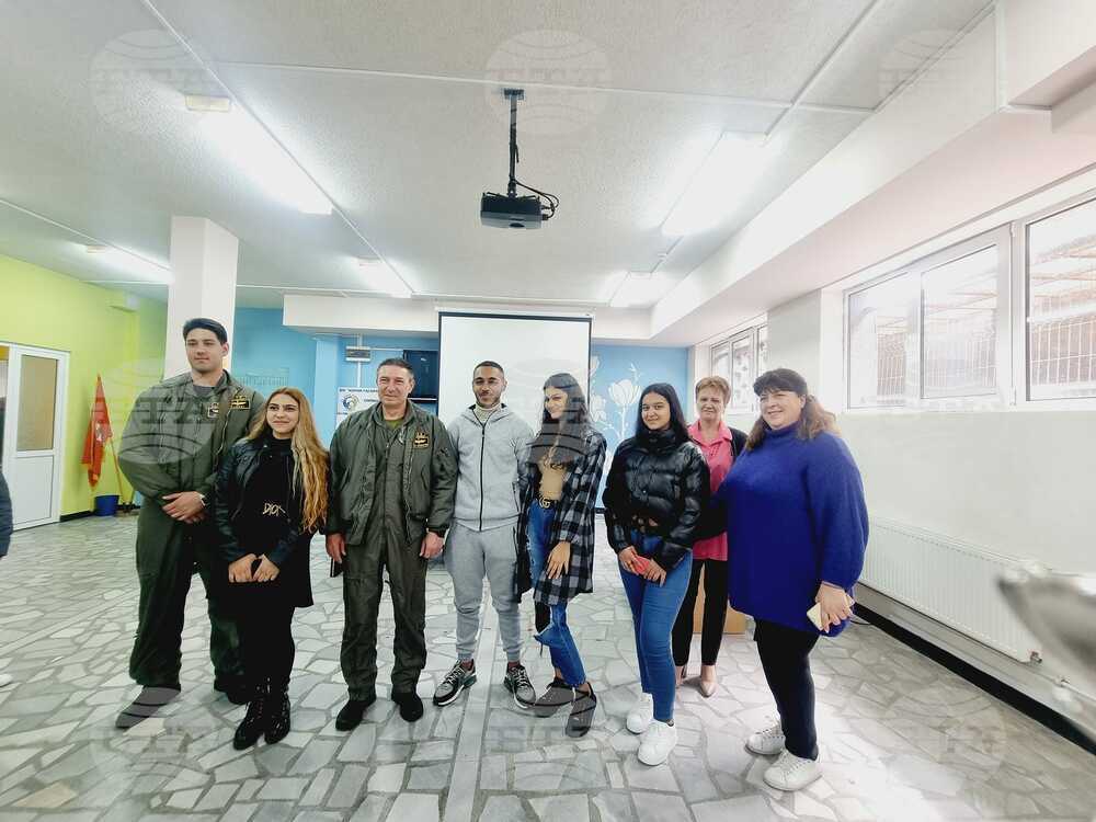 Със среща-разговор с летци от авиобаза "Безмер" започна седмицата, посветена на 50-годишния юбилей на ОУ "Юрий Гагарин" в Сливен