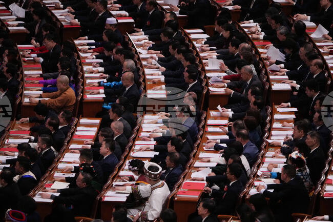 Китай се противопостави на решението на САЩ да разследват търговските си партньори; Пекин прие Закона за насърчаване на етническото единство 