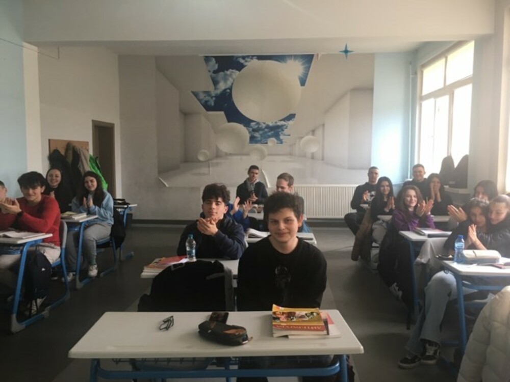 Ученици от Търговище преведоха стихотворението “Да се завърнеш в бащината къща” на няколко езика