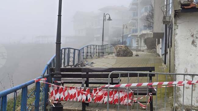 Ограничена за преминаване е част от крайбрежната алея в Ахтопол заради срутищни процеси