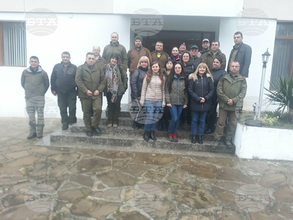 Членове на Съюза на лесовъдите в България от Шумен залесяваха край село Овчарово