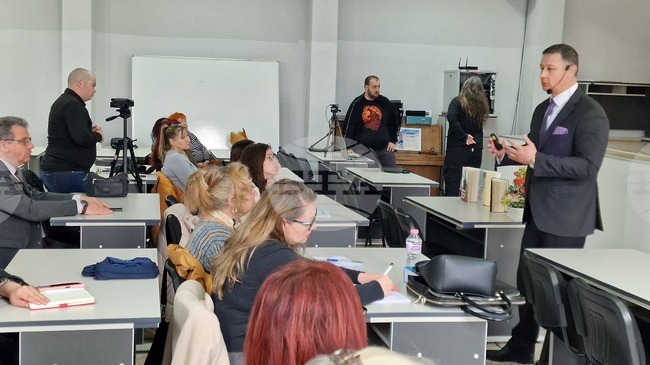 Ректорът на Икономическия университет във Варна проф. Евгени Станимиров изнесе в Шумен лекция, посветена на лидерството