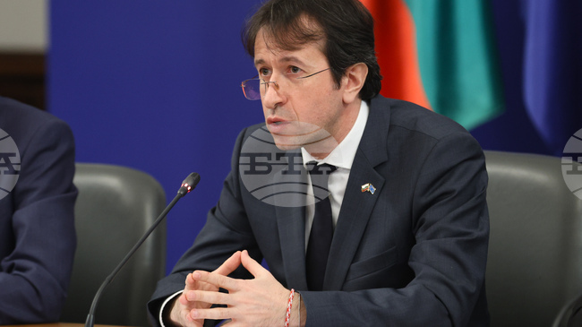 Правителството отпуска над 14,8 млн. евро за БДЖ, НКЖИ и транспортни услуги, съобщи служебният транспортен министър Корман Исмаилов