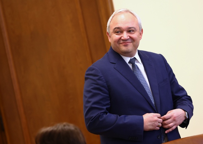Прокуратурата трябва да предостави информация пред обществеността за престъпната група, търгувала с влияние, каза министър Иван Демерджиев