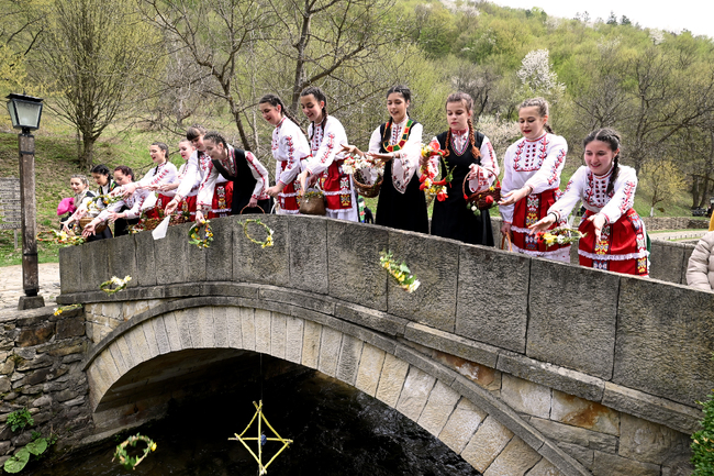 Министерство на културата: Девойки ще лазаруват в Етъра на 8 април