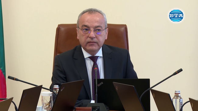 Живеем отново между две хипотези: ще има редовно правителство – няма да има редовно правителство, заяви служебният премиер Гълъб Донев