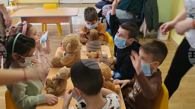 Студенти по медицина показаха на деца в Бургас как се използват лекарски материали, инициативата бе под наслов „Болница за плюшени мечета“