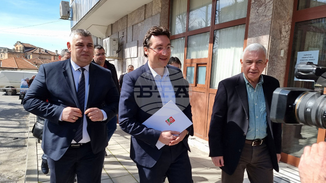 България трябва да има твърда позиция относно войната в Иран и тя да бъде в полза на международното право, каза Крум Зарков в Ямбол