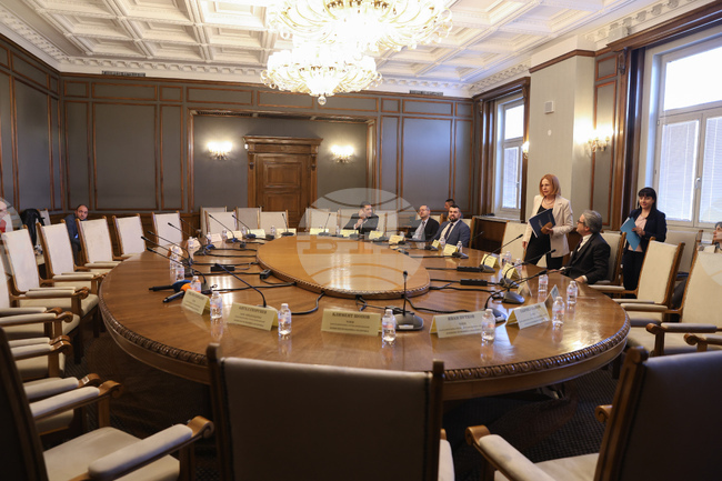 За втори път за ден комисията по външна политика не събра кворум, за да разгледа проекторешение за присъединяването към Съвета за мир