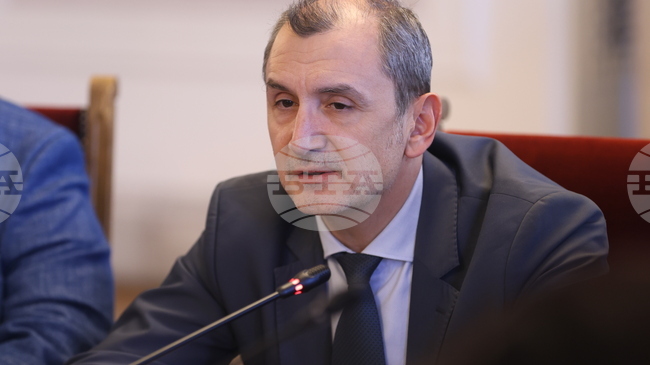 Има риск да останат неизпълнени договори за ремонт на психиатрични клиники, каза служебният здравен министър доц. Михаил Околийски