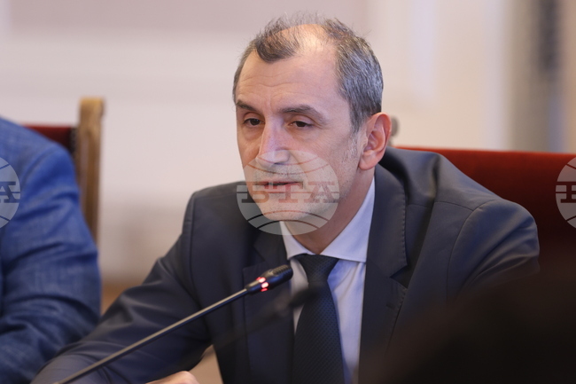 Има риск да останат неизпълнени договори за ремонт на психиатрични клиники, каза служебният здравен министър доц. Михаил Околийски