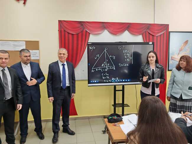 Ученици от Русе представиха иновативни бизнес идеи пред служебния образователен министър проф. Сергей Игнатов