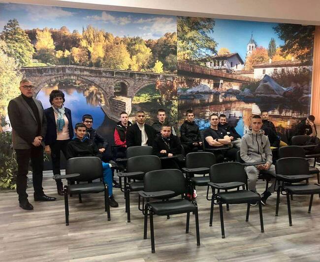 Тодор Георгиев, председател на Общински съвет- Дряново и член на НАПОС-РБ: ​​​​​Четирима ученици от Професионалната гимназия по икономика влизат в мениджърския екип на ФК "Локомотив-Дряново"