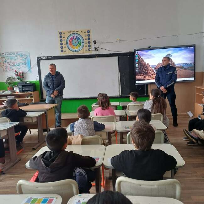 Служители на полицията изнесоха превантивна беседа на ученици от търговищкото село Лиляк