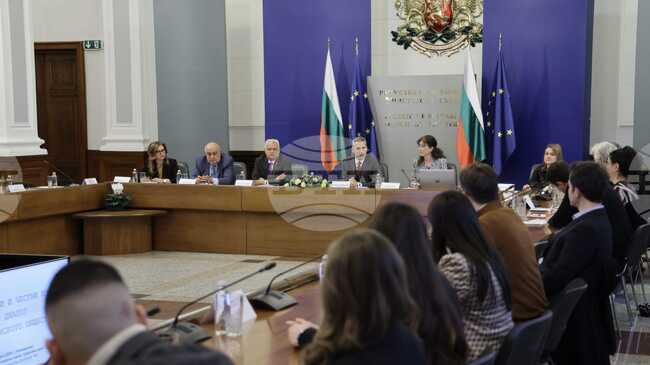 Служебният премиер Андрей Гюров и служебният министър Емил Дечев обсъдиха с наблюдатели мерки за провеждането на честни и прозрачни избори