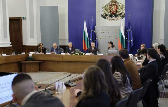 Служебният премиер Андрей Гюров и служебният министър Емил Дечев обсъдиха с наблюдатели мерки за провеждането на честни и прозрачни избори