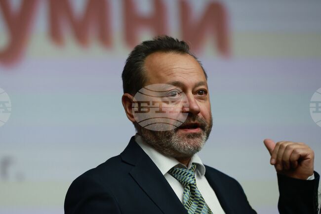 При изпълнението на общинската инвестиционна програма има примери както за добро администриране, така и за политически намеси, съобщи служебният регионален министър Найденов