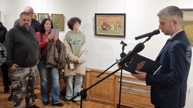 Изложба с над 80 творби на художника Рафаел Михайлов беше открита във Велико Търново в присъствието на внуците му