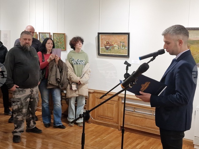 Изложба с над 80 творби на художника Рафаел Михайлов беше открита във Велико Търново в присъствието на внуците му