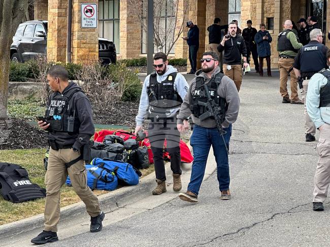 Мъжът, който се вряза с колата си в синагога в щата Мичиган, е натурализиран американски гражданин, роден в Ливан, заявиха властите