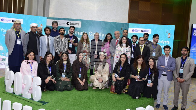 АПП: Млади иноватори в Пакистан представиха решения относно климатичните промени на среща в Исламабад, организирана от Великобритания