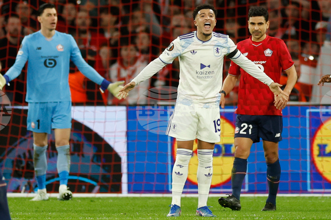 УЕФА глоби Лил за показване на банер с Жана д'Арк в мач от Лига Европа