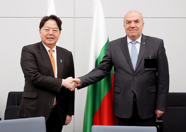 Министър Николай Милков проведе двустранна среща с японския си колега в рамките на Срещата на министрите на външните работи на НАТО