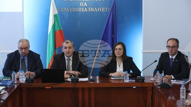 Очаква се скринингът за рак на маточната шийка и на дебелото черво да започне през юни в три области в страната, каза доц. Михаил Околийски