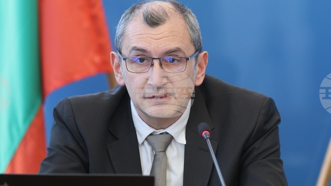 Една шепа олигарси злоупотребяват с европейските фондове, в момента го правят с Плана за възстановяване и устойчивост, каза здравният министър доц. Михаил Околийски