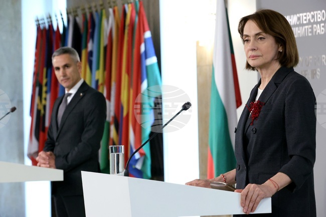 Министерството на външните работи постоянно наблюдава случващото се по света с оглед на конфликтите, каза министър Надежда Нейнски