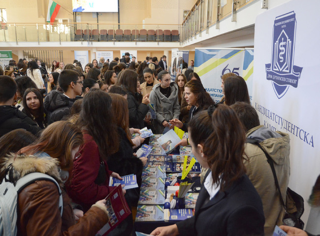 При засилен интерес от ученици и родители се провежда Кандидатстудентската борса във Варна