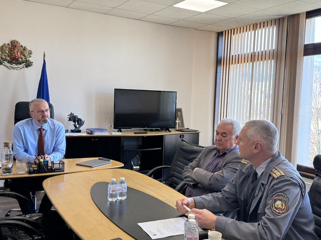 Областният управител на Кюстендил Кристиян Иванчов проведе работна среща с директора на Регионална дирекция „Пожарна безопасност и защита на населението“ комисар Светослав Георгиев