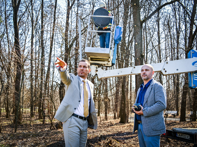 Столичният кмет Васил Терзиев провери как се обновява осветлението в Южен парк