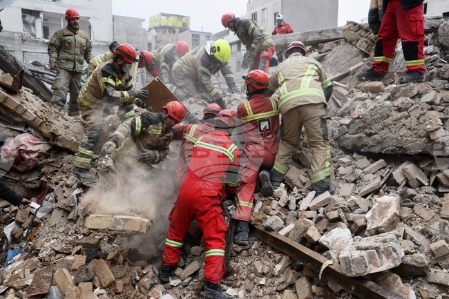 Иран съобщи за убити и ранени цивилни при американско-израелски удари по съдебна сграда и жилищен квартал