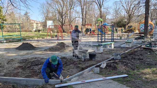 Започна обновяването на още две детски площадки в Търговище