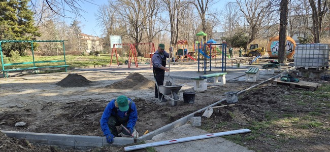 Започна обновяването на още две детски площадки в Търговище