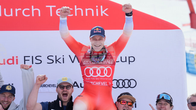 Швейцарският скиор Мaрко Oдермат предсрочно спечели петата си Световна купа в алпийските дисциплини, след като завърши 3-и в спускането в Куршевел