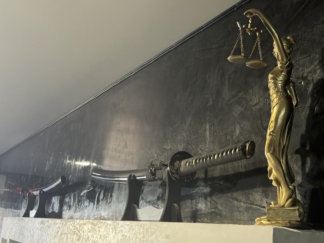 Софийска градска прокуратура привлече като обвиняеми осем лица и ги задържа за срок до 72 часа за организирана престъпна група за изнудвания след съвместна акция с ГДБОП