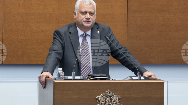 Не приемам идеята, че МВР трябва да се управлява като корпорация, каза министър Емил Дечев при изслушване в парламента