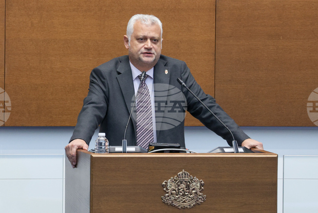 Не приемам идеята, че МВР трябва да се управлява като корпорация, каза министър Емил Дечев при изслушване в парламента