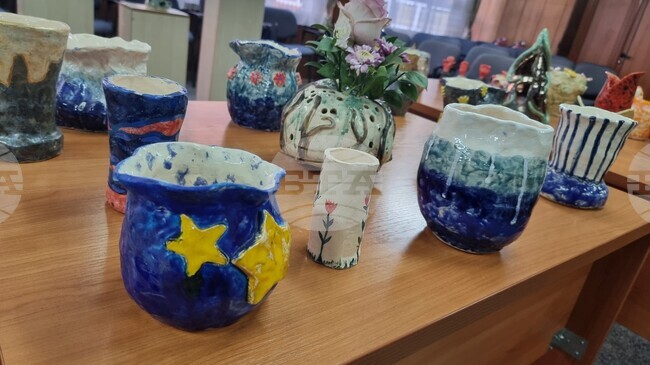 Пролетна изложба, посветена на любовта и майката, представиха възпитаниците на Ателието по керамика към Младежкия дом във Велико Търново