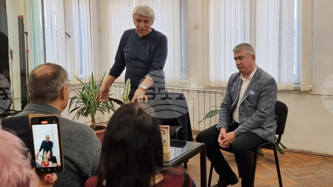 Левски е по-близо до икона, отколкото до обикновен човек, каза историкът проф. Пламен Павлов на представянето на новата си книга в Сливен