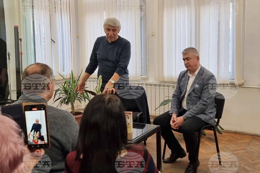 Левски е по-близо до икона, отколкото до обикновен човек, каза историкът проф. Пламен Павлов на представянето на новата си книга в Сливен