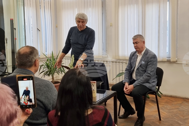 Левски е по-близо до икона, отколкото до обикновен човек, каза историкът проф. Пламен Павлов на представянето на новата си книга в Сливен