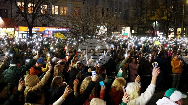 Граждани протестираха в центъра на София с искане да се разкрие истината за случаите „Петрохан" и „Околчица"