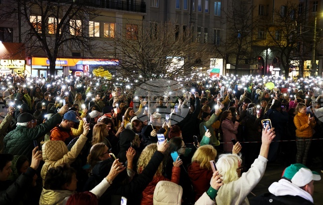 Граждани протестираха в центъра на София с искане да се разкрие истината за случаите „Петрохан" и „Околчица"