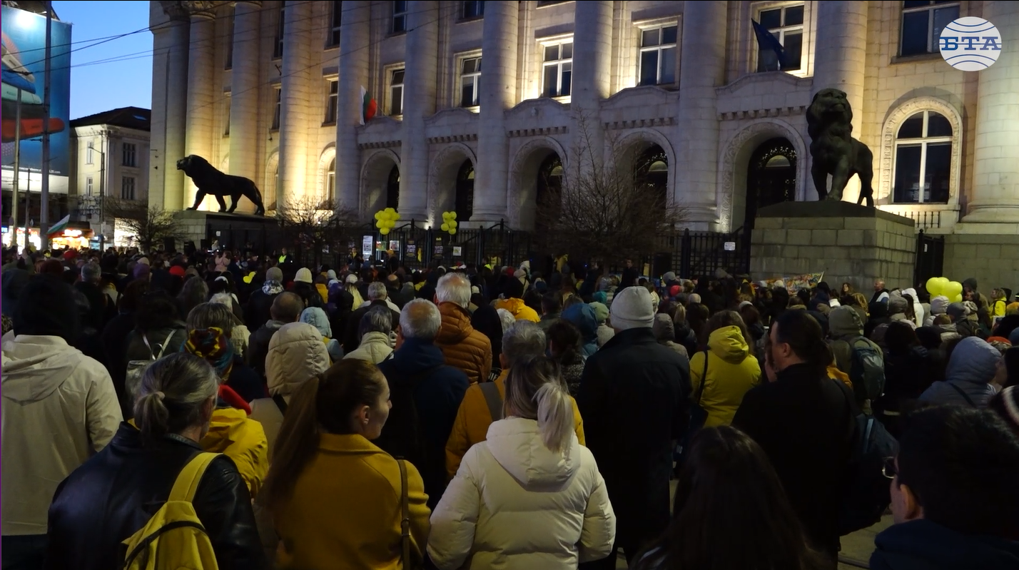 Граждани протестираха в центъра на София с искане да се разкрие истината за случаите „Петрохан" и „Околчица"
