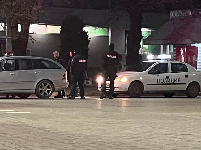 Специализирана полицейска операция се провежда в Казанлък, извършват се процесуално-следствени действия по различни адреси