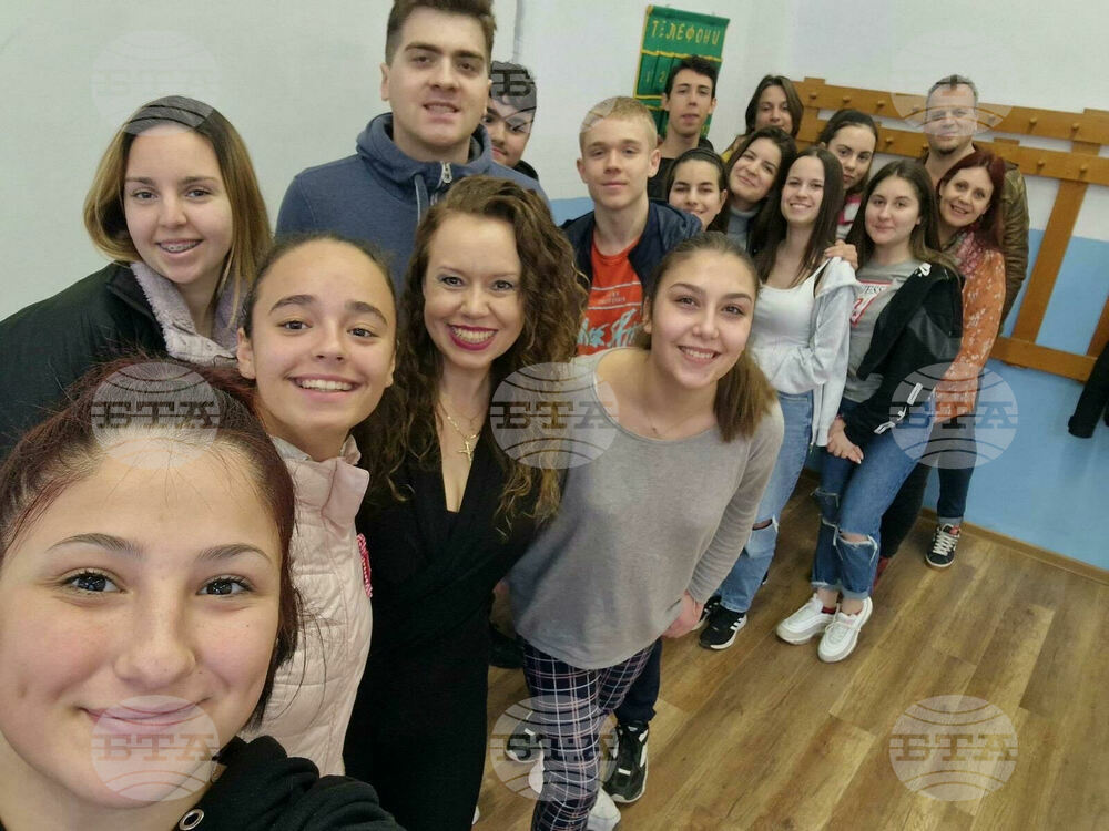 Вестник "Аз-буки" разказва за театрална инициатива на Музикално-драматичния театър „Константин Кисимов“
