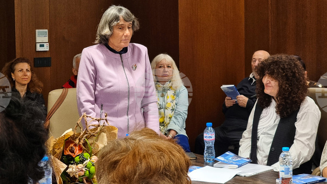 Писането е стъпка към житейски успех, каза Здравка Евтимова на представянето на сборника „Ти можеш да прекосиш морето“ във Варна